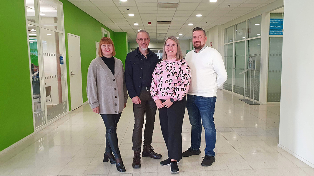 Minna Kalliomäki, Marko Mikkola, Petra Sippola ja Juha Särkinen seisovat yhdessä ryhmäkuvassa.