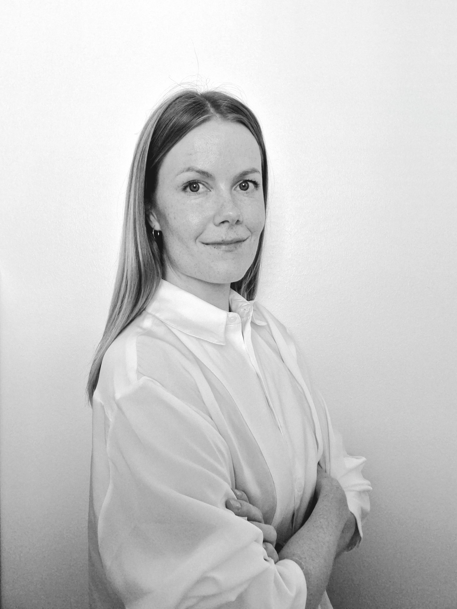 Reetta Juslin-Suojanen henkilökuva mustavalkoisena.