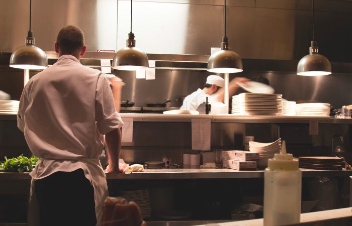 Kokki selkäpäin keittiössä