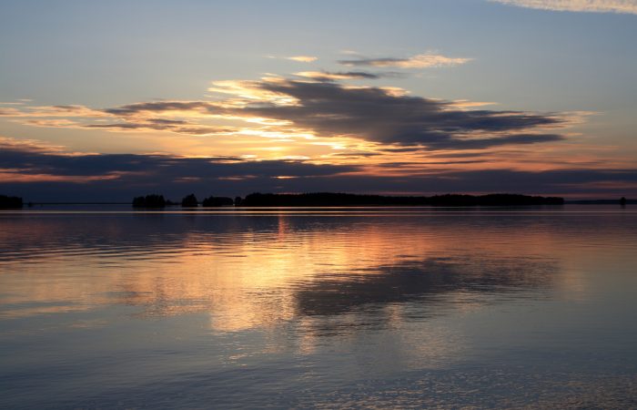 Auringon nousu meren takaa.