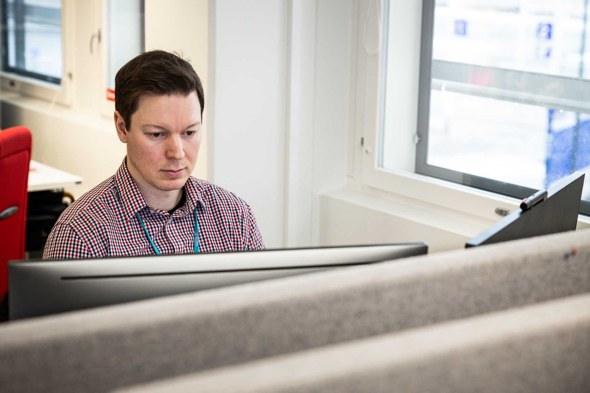 Ollipekka Kivin tietokoneen äärellä. 