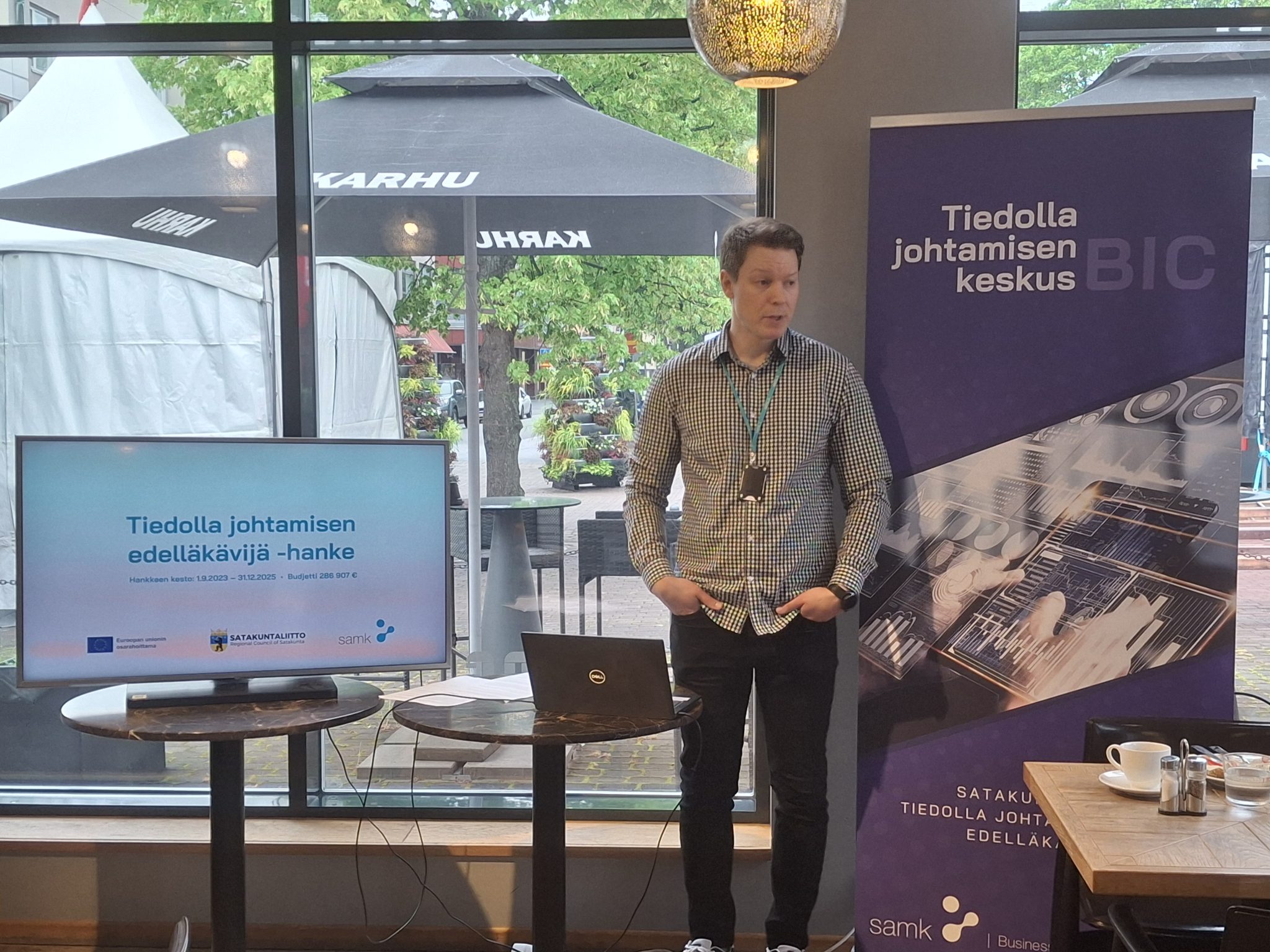 Ollipekka Kivin esittelemässä Tiedolla johtamisen edelläkävijän tuloksia.