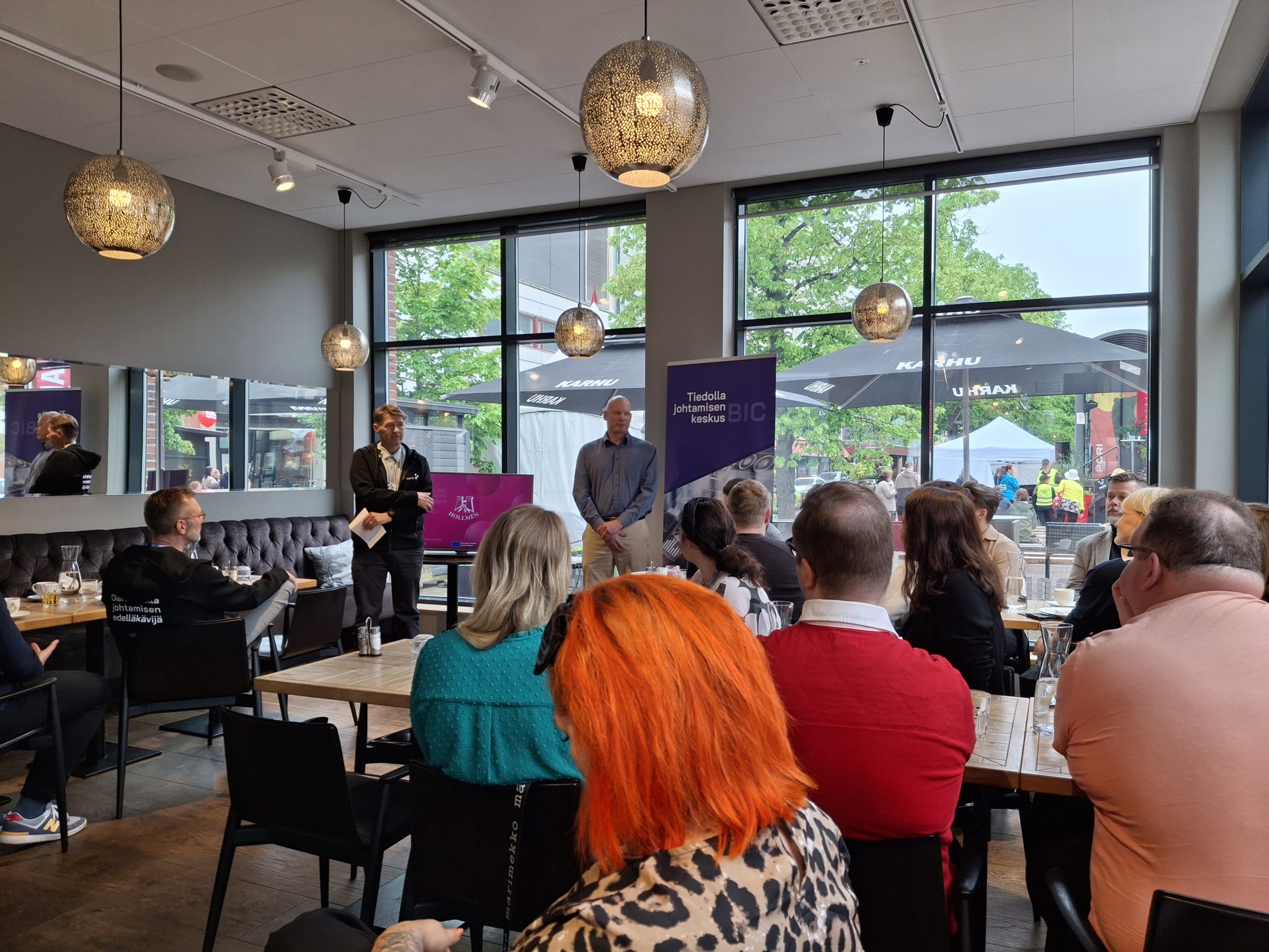 Juha Stenfors ja Marko Mäkelä esittelemässä yritysesimerkkiä.