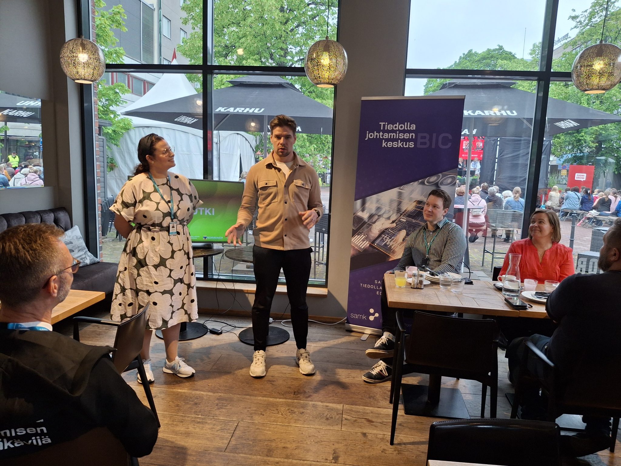 Lotta Hakkarainen ja Matias Vikberg esittelemässä yritysesimerkkiä.