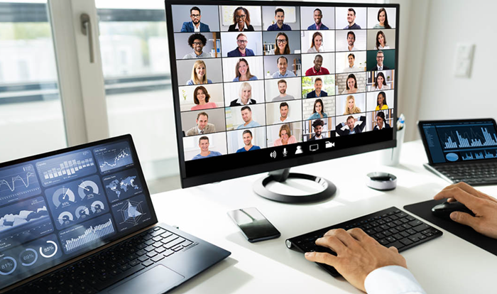 Kuvituskuva. Kannettava tietokone ja näyttö pöydällä.