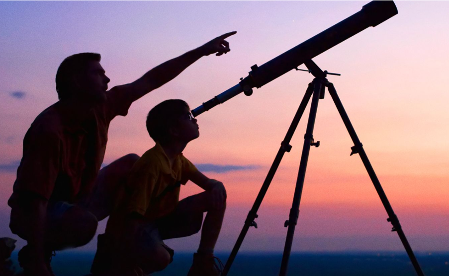 Kuvituskuva. Kaksi ihmistä katsoo kaukoputkella taivaalle.