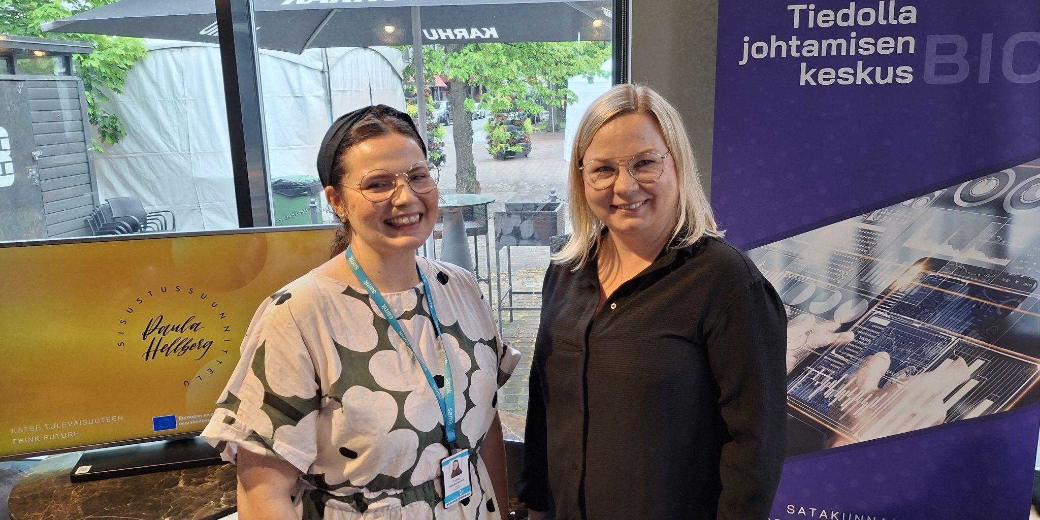 Lottahakkarainen ja Paula Hellberg poseeraavat iloisina.