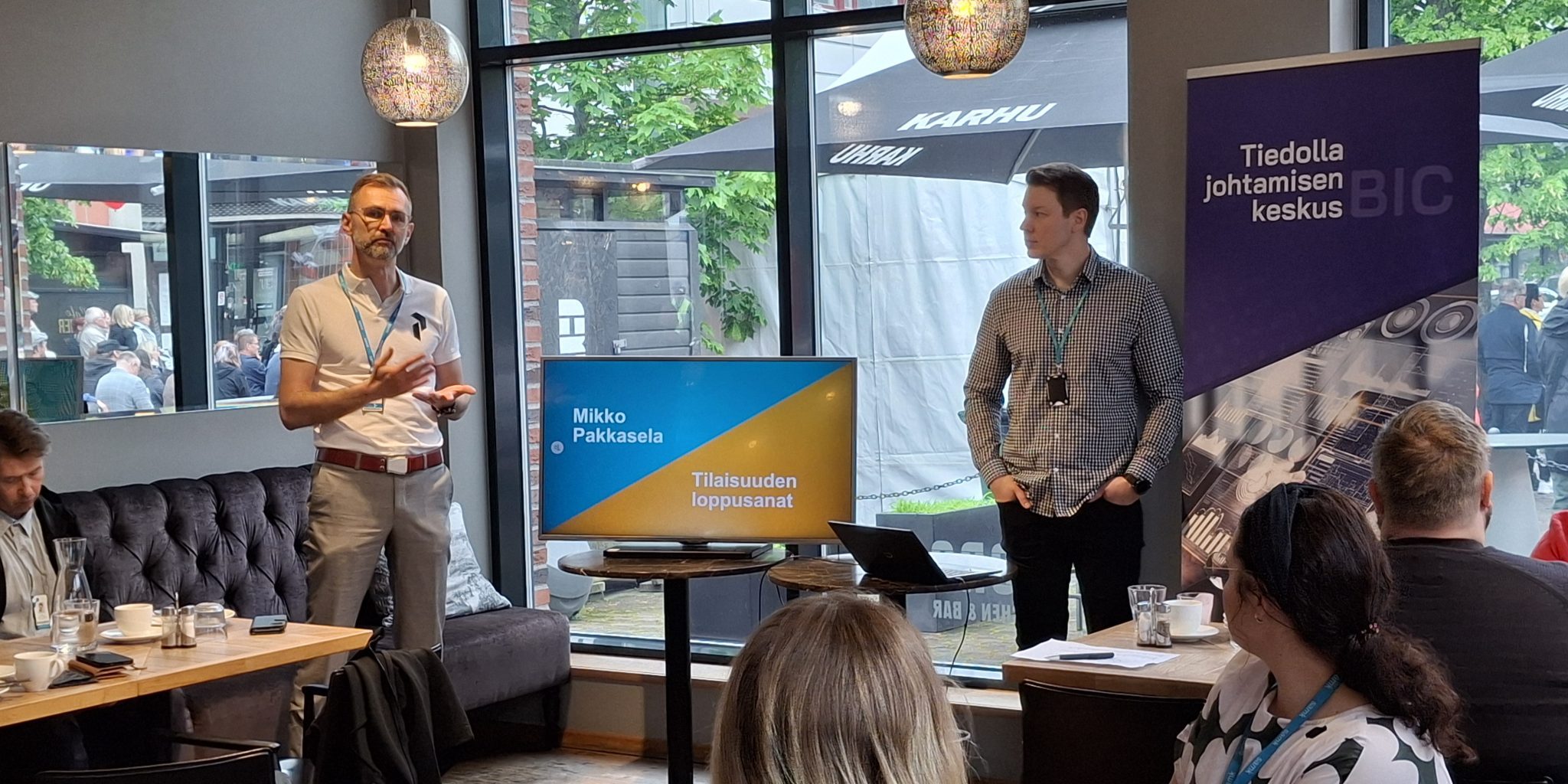 Tutkimuspäällikkö Mikko Pakkasela ja projektipäällikkö Ollipekka Kivin pitämässä loppupuheenvuoroa.