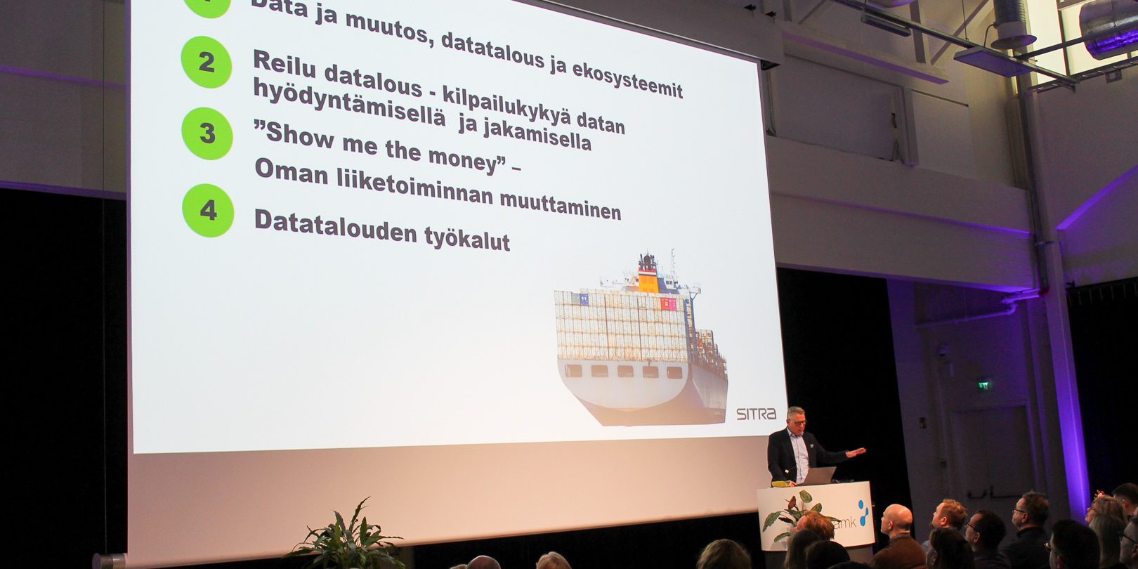 Kuvassa lavalla Jyri Arponen keskustelemassa Datan hyödyntämisestä liiketoiminnan tukemiseksi. 