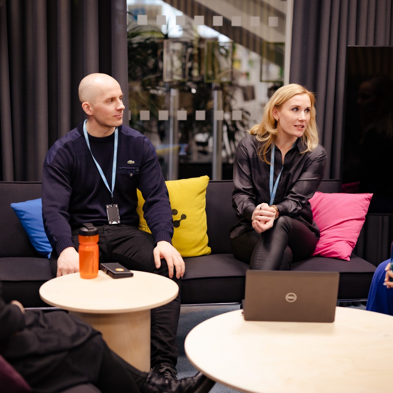 Ihmisen toiminakyvyn tutkimuskeskuksen väkeä istuu studiossa.