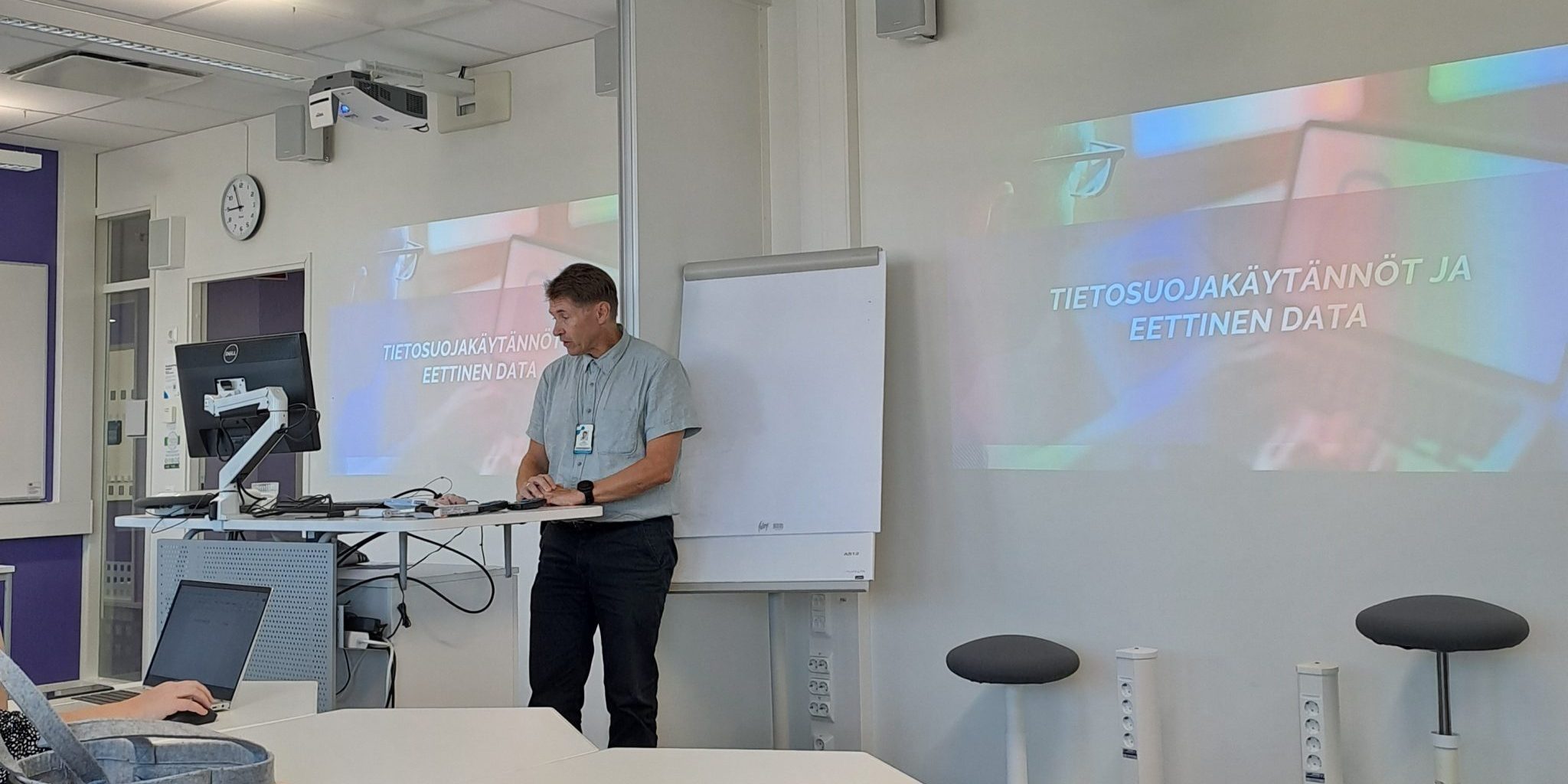 Juha Stenfors kouluttamassa Tiedolla johtamisen edelläkävijä -hankkeen workshopissa. 