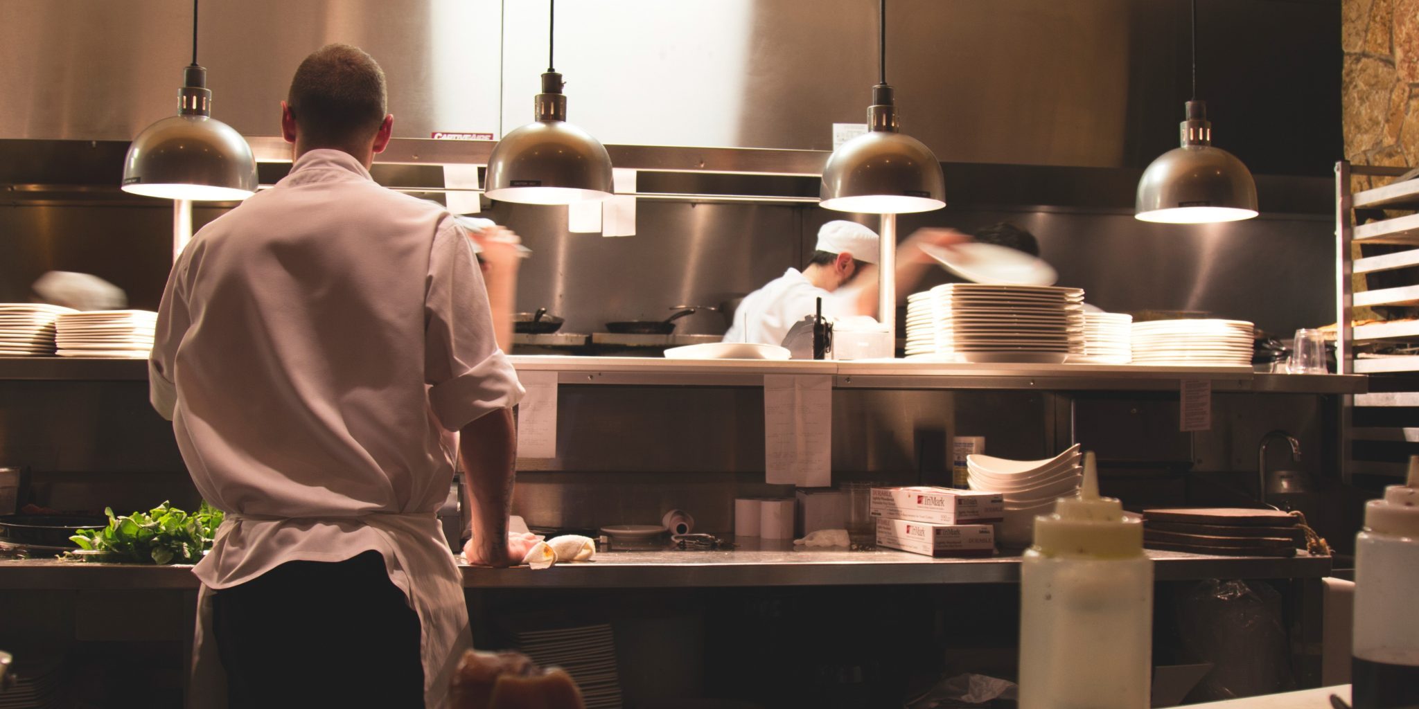 Kokki selkäpäin keittiössä