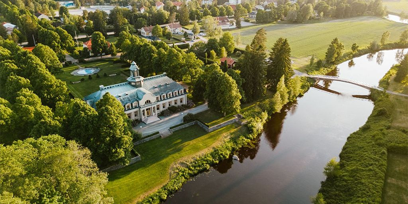 Ilmakuvaa Ahlströmin ruukin yltä.