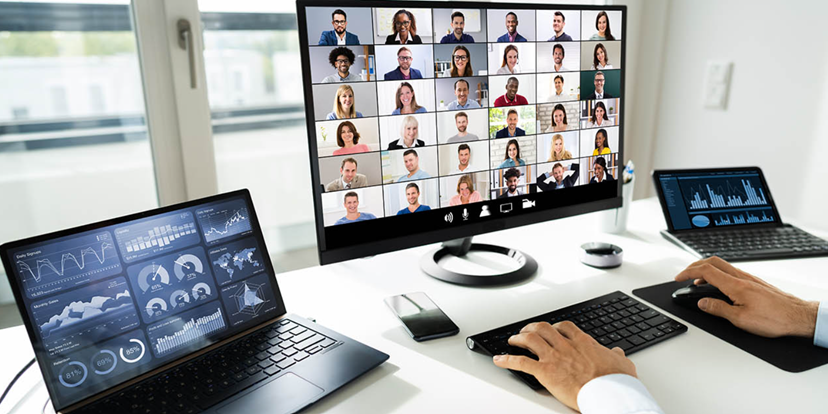 Kuvituskuva. Kannettava tietokone ja näyttö pöydällä.