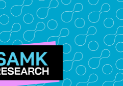 Taustakuva sinisellä pohjalla, jossa valkoisia kuvioita, etualalla teksti 'SAMK RESEARCH'.