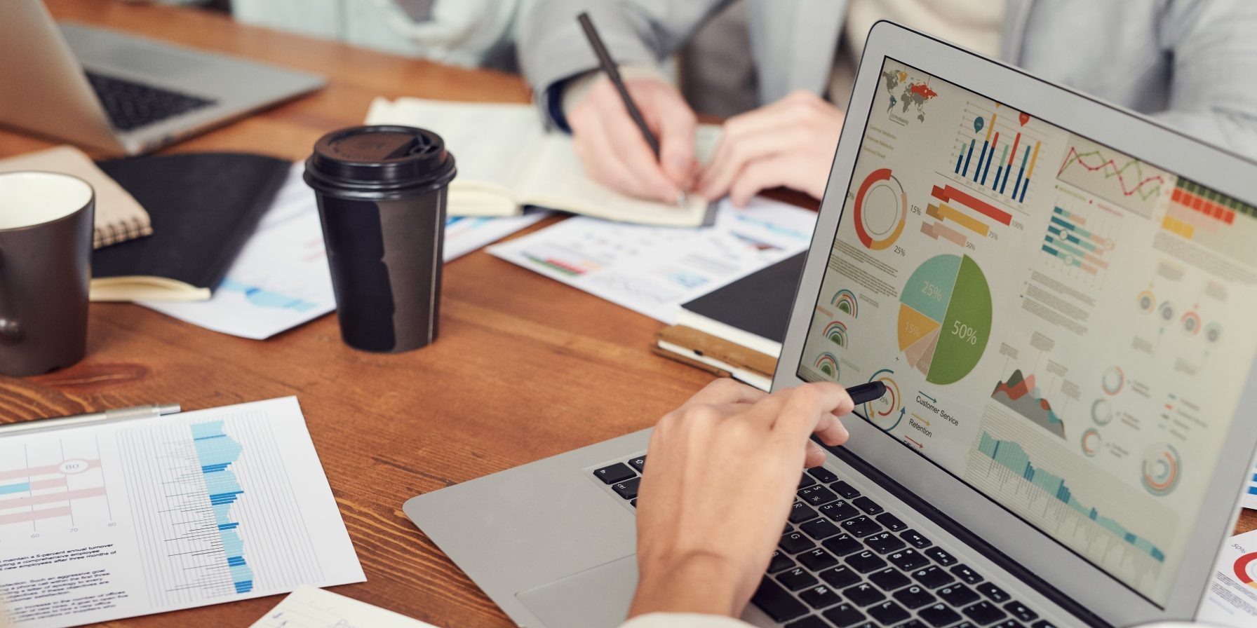 Diagrammeja tietokoneen näytöllä.