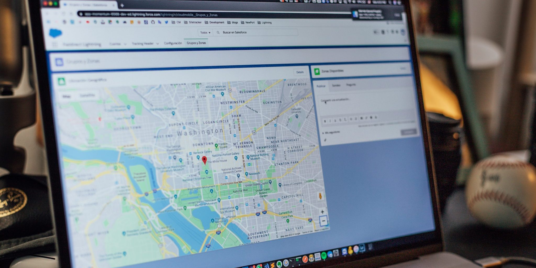 Kannettava tietokone, jonka ruudulla karttasovellus.